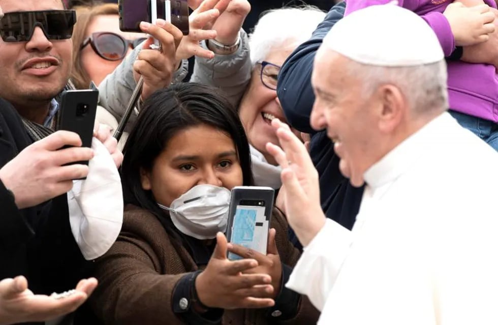Vatican City (Vatican City State (holy See)), 26/02/2020.- Pope Francis greets the faithful, many of whom are wearing medical face masks due to the ongoing coronavirus outbreak in Italy, during his weekly General Audience in St. Peter's Square at the Vatican, 26 February 2020. (Papa, Italia) EFE/EPA/MAURIZIO BRAMBATTI