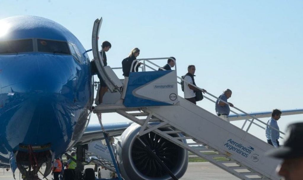 Viajeros arriban al aeropuerto "Horacio Guzmán" de Jujuy.