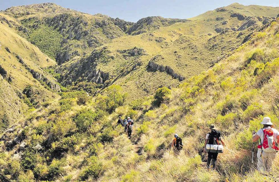 Descenso a la quebrada. Huertas Malas es un maravilloso paisaje natural de Capilla del Monte, ideal para los fanáticos del trekking. 