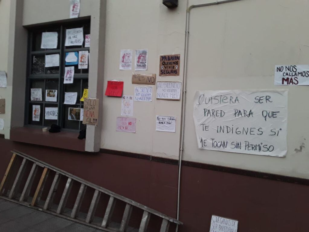 Sentada y manifestación de alumnos, padres e instituciones frente al Colegio San José y el Obispado de Rafaela, por el caso de un abuso sexual a una alumna de 7 años.