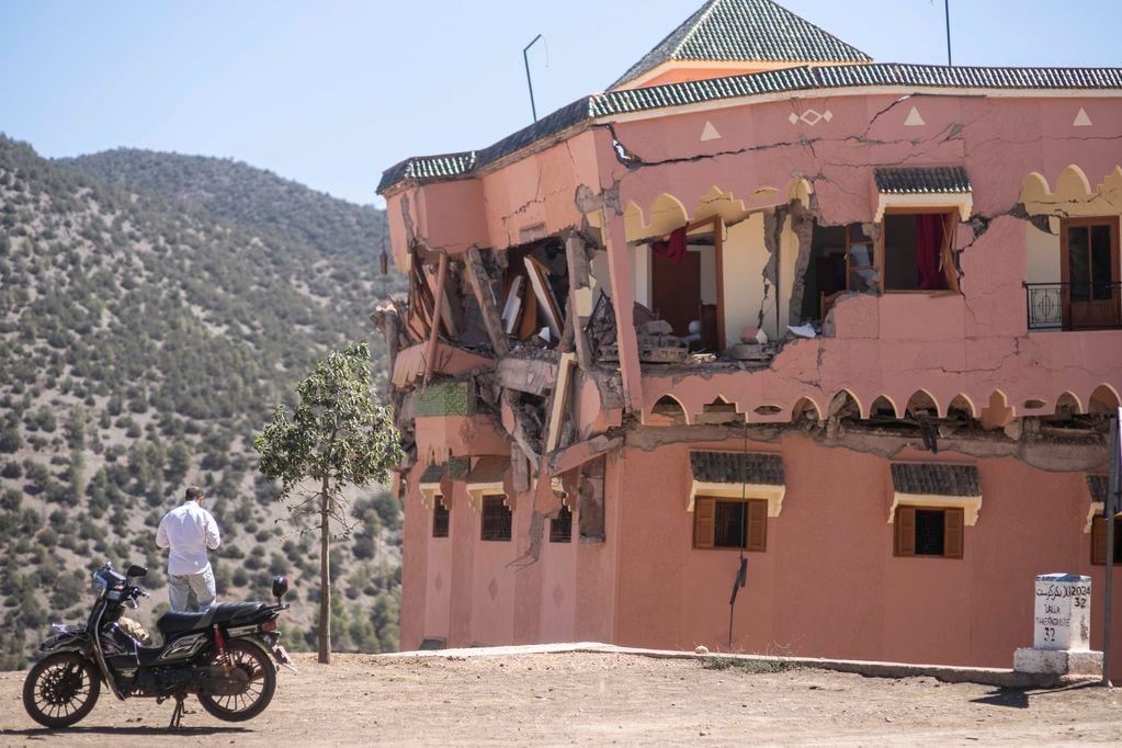 Un hombre de pie junto a un hotel dañado por un sismo en el poblado de Moulay Brahim, cerca del epicentro del sismo, a las afueras de Marrakech, Marruecos, el sábado 9 de septiembre de 2023.