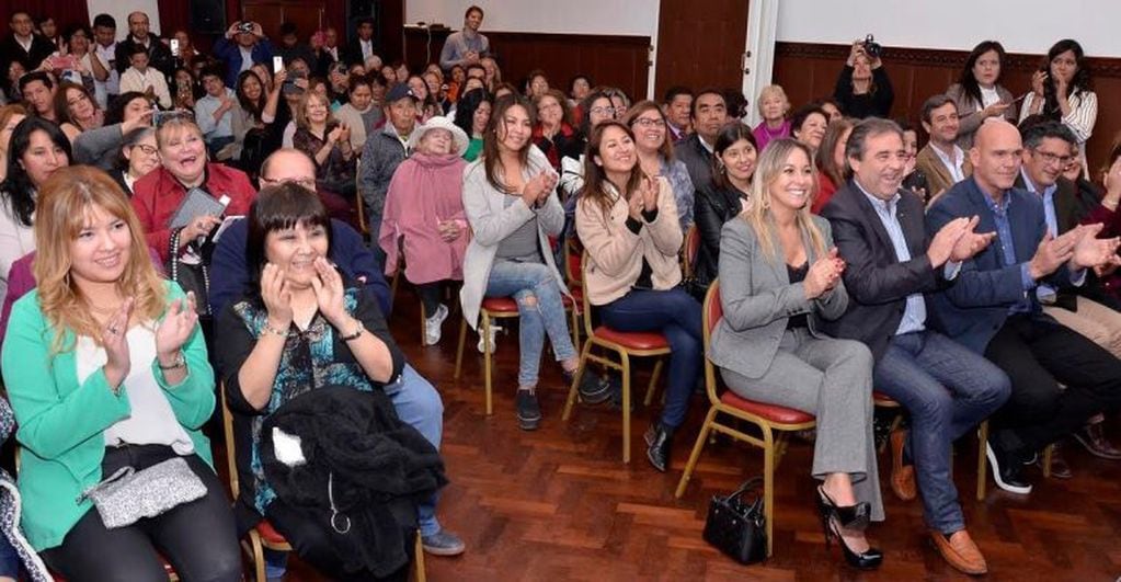 Legisladores, funcionarios y público en general, en el salón "Marcos Paz" de la Legislatura, escuchando a Elisa Carrió.