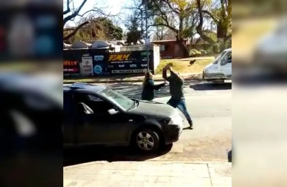 Violenta discusión de tránsito entre una mujer y un vendedor de cubanitos que luego le rompió el parabrisas del auto de un cascotazo. (Twitter Alejandro Pozo)