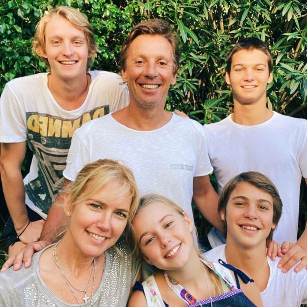 Valeria, Alejandor y sus cuatro hijos: Tiziano, Balthazar, Benicio y Taína (Instagram)