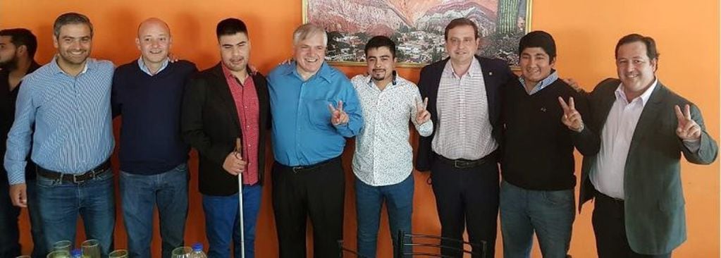 Los candidatos de Juntos Por Jujuy para el municipio de Perico, acompañados por el candidato a gobernador Guillermo Snopek y los candidatos a diputados provinciales Juan Cardozo Traillou, Javier Hinojo y Alejandro Snopek.