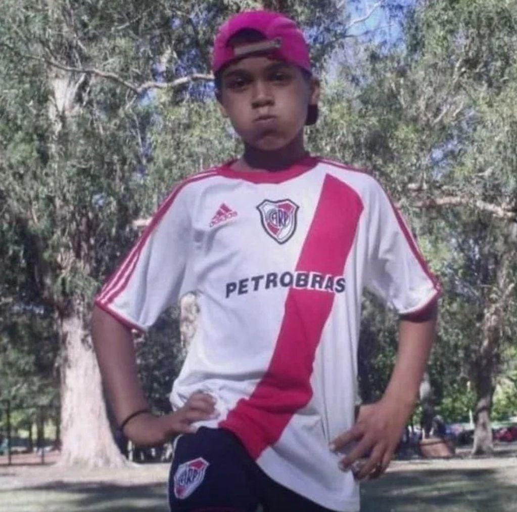 El uruguayo se mostró con la camiseta de River cuando era chico.