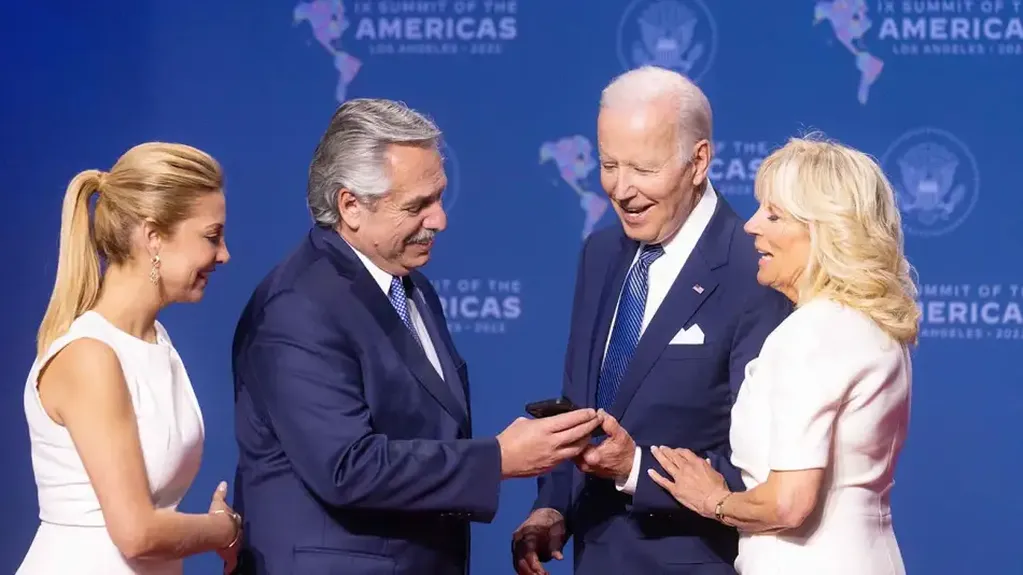 Biden le dio un cálido recibimiento a Alberto Fernández y Fabiola Yánez. Foto: Web