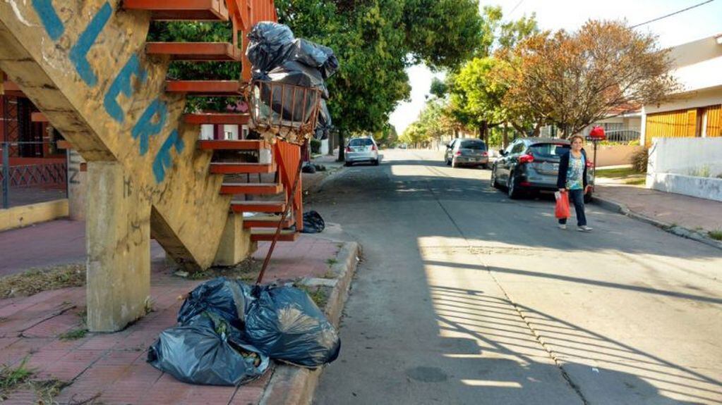 La basura se acumula en varias calles y barrios de Córdoba, tanto en la zona norte como en la sur.