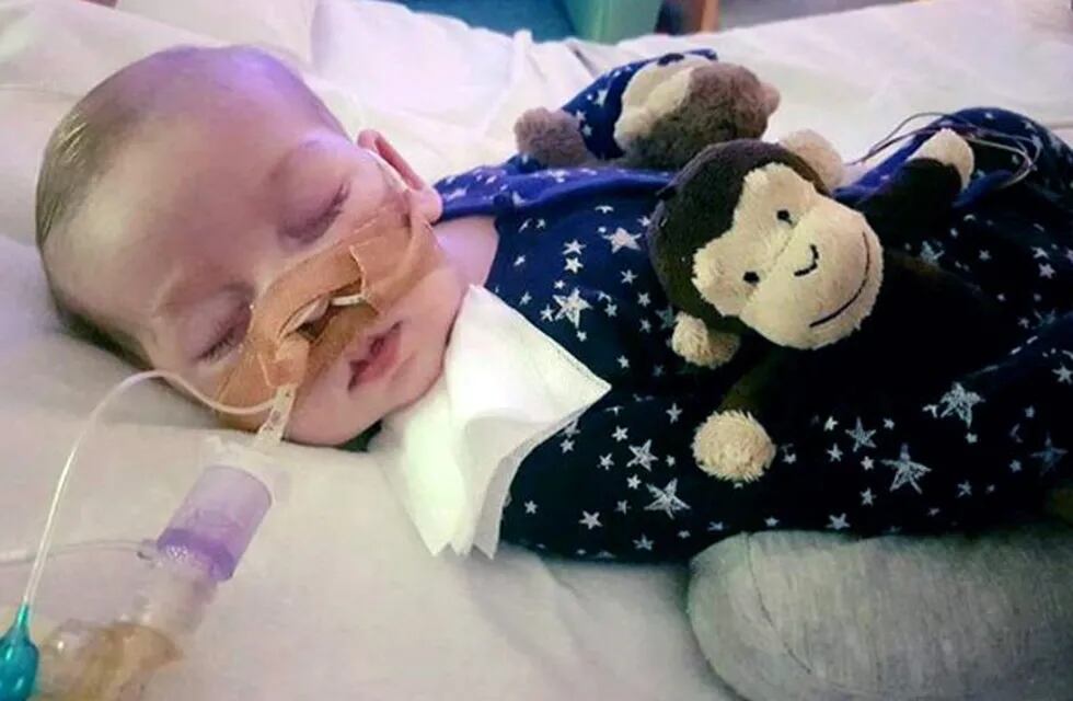 This is an undated hand out photo of Charlie Gard provided by his family, at Great Ormond Street Hospital, in London. The parents of a terminally-ill baby boy lost the final stage of their legal battle on Tuesday, June27, 2017 to take him out of a British hospital to receive treatment in the U.S., after a European court agreed with previous rulings that the baby should be taken off life support. (Family of Charlie Gard via AP) inglaterra londres Charlie Gard Aunque sus padres se oponen, desconectan a un bebe de la maquina que lo mantiene vivo justicia autoriza que lo desconecten