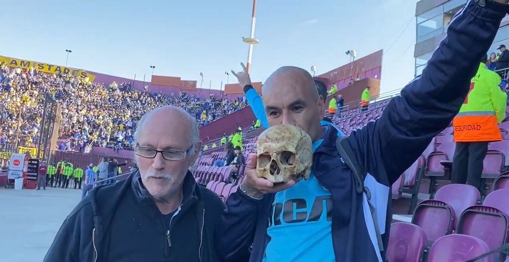 El hincha de Racing con el cráneo de su abuelo, también estuvo en la semifinal frente a Boca.