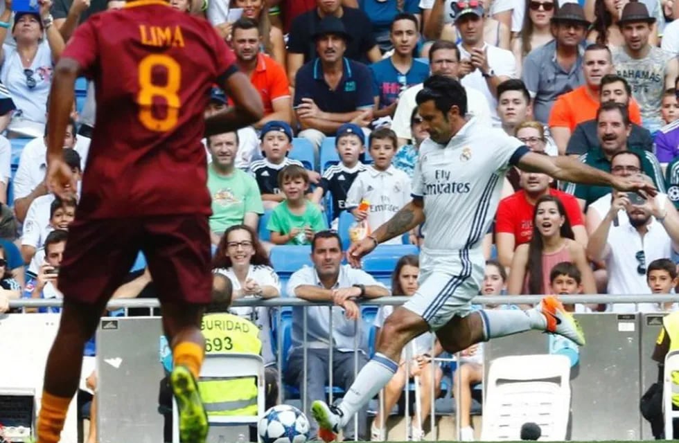 GRA323. MADRID, 11/06/2017.- El jugador portuguu00e9s del Real Madrid Luis Figo (d) ante el jugador del Roma, Lima durante el partido \
