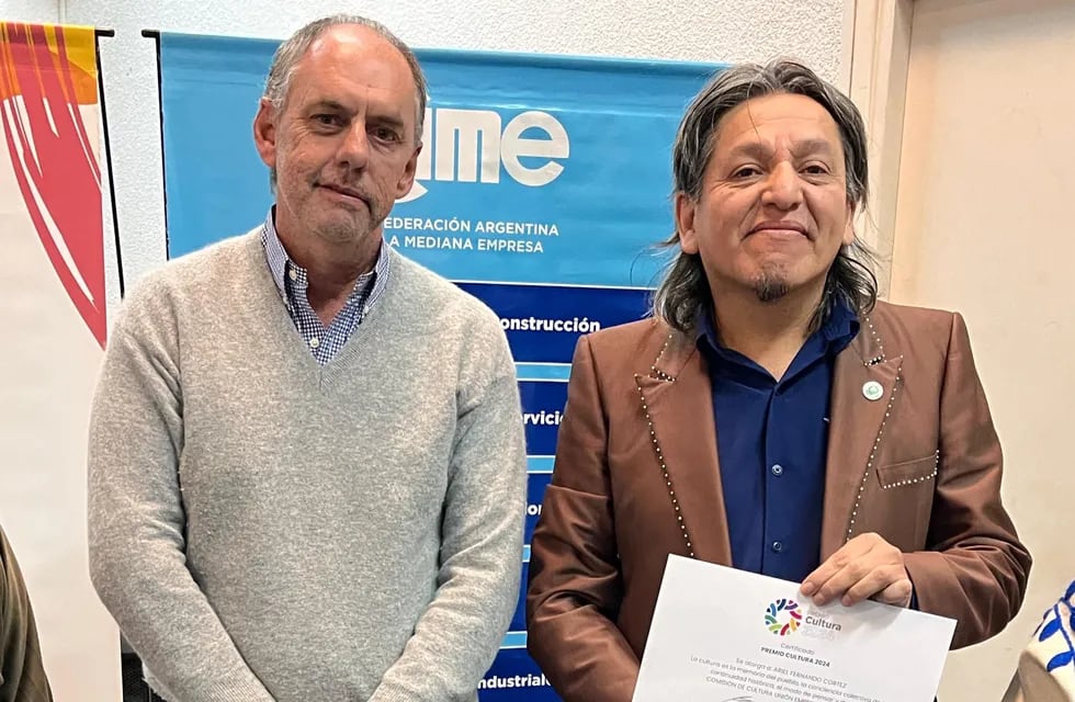 El presidente de la Unión Empresarios de Jujuy, Luis Alonso (izq.), entregó el Premio Cultura UEJ 2024 al artista plástico Ariel Cortez.