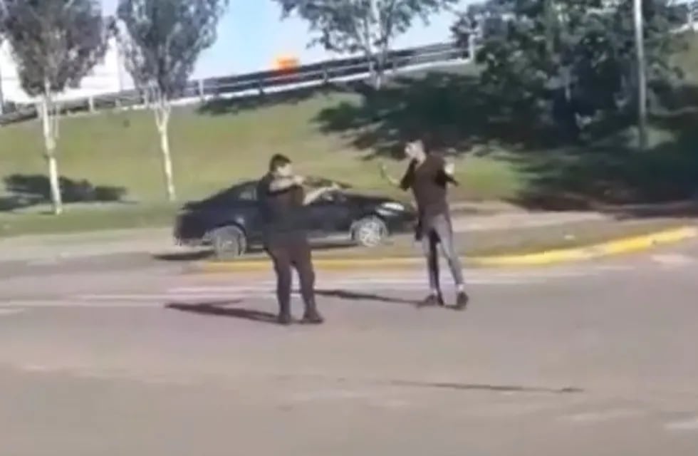 Separaron de la fuerza a un policía que amenazó a un joven con su arma (Captura video)