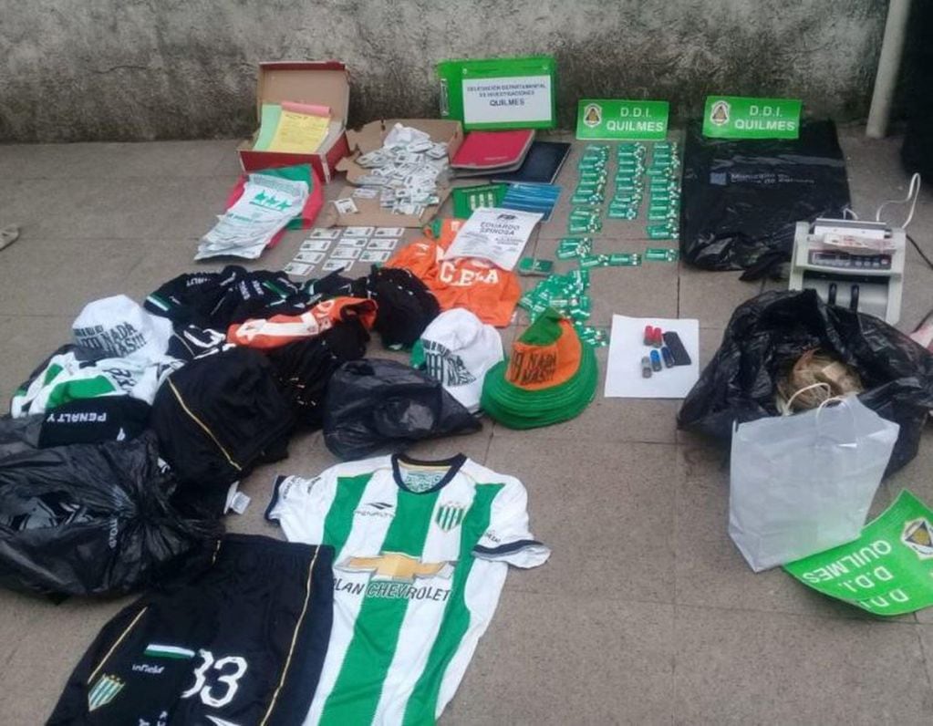 Se incautaron camisetas y carnets de socios de Banfield.