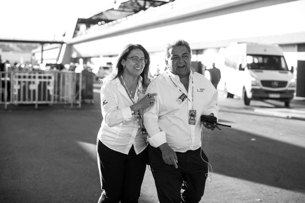 Luis, junto a Marina, su esposa, durante uno de los eventos de motociclismo internacional en los que trabajaron dentro de la organización, para el Grupo OSD.