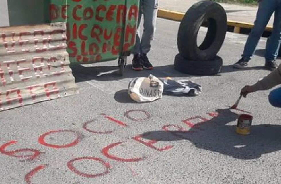 Miembros de Coceramic cortaron la Bajada de los Vascos en Paraná por tiempo indeterminado. Fotos: El Once.