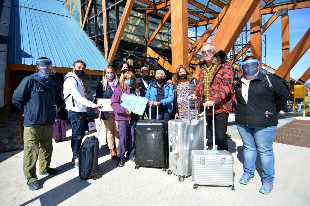 La producción del programa "Por el Mundo en Casa", arribaron a Ushuaia para recorrer Tierra del Fuego y emitir su programa en vivo el próximo domingo.