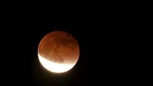 La Luna se tiñó de rojo en un espectacular eclipse total lunar (AP)