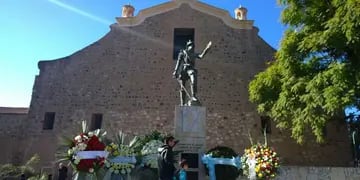 OFRENDAS. Al fundador de Córdoba, Jerónimo Luis de Cabrera (Ramiro Pereyra/La Voz).