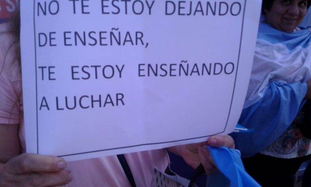 Protesta de docentes autoconvocados en Plaza Independencia.