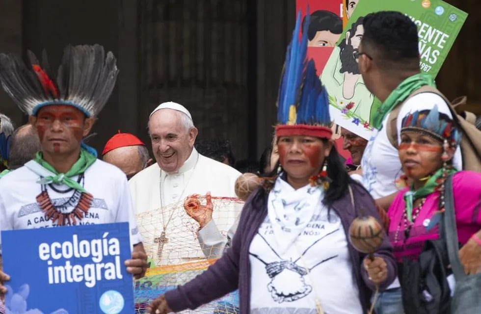 El papa Francisco camina en procesión por el Sínodo sobre el Amazonas. Con la intención de incluir una agenda ecológica. Foto: ANSA/CLAUDIO PERI.