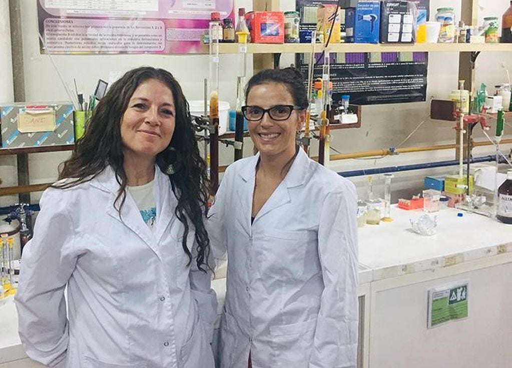 María Gabriela Ortega (izq.) y María Daniela Santi, científicas del Instituto Multidisciplinario de Biología Vegetal (CONICET-Universidad Nacional de Córdoba).