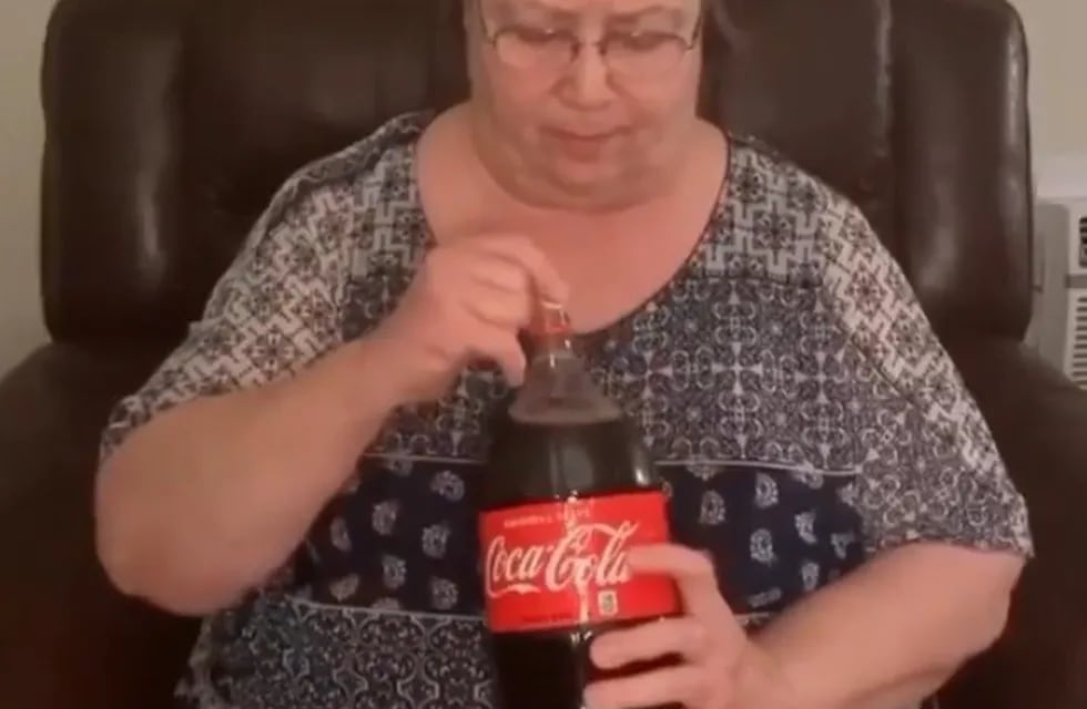 La mujer probó el experimento de las mentas y la Coca Cola y le salió mal.