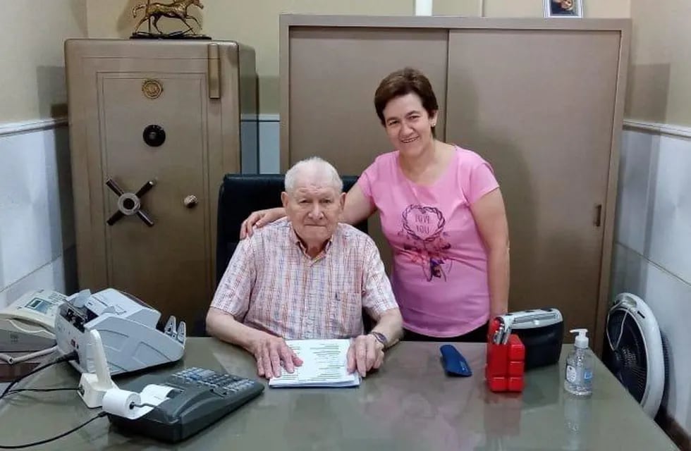 En Coronel Moldes, un empresario transfiere su firma a su empleada de más de 40 años de trayectoria (foto, LV16).
