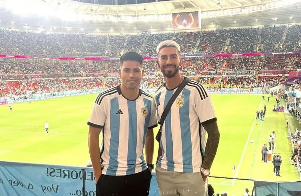 Mendocinos en Qatar: los futbolistas profesionales Gerónimo Poblete (Al Wasl ) y Juan Martín Lucero (Colo Colo) juntos alentando a la Selección.