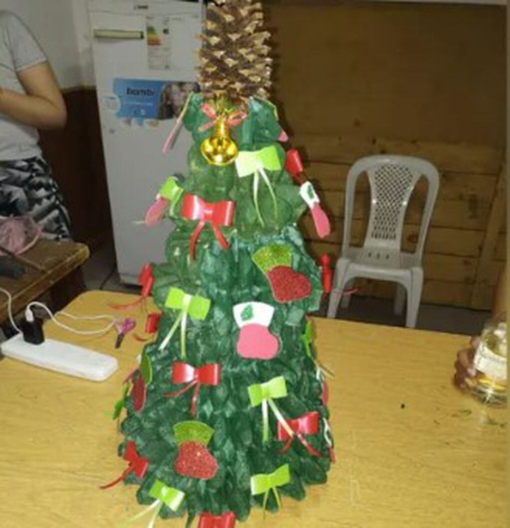 Los pinos de cartón que hacen las policías de Neuquén para que todos los niños tengan su árbol navideño.
