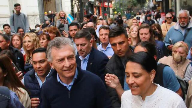 Mauricio Macri, en la peatonal de Córdoba.