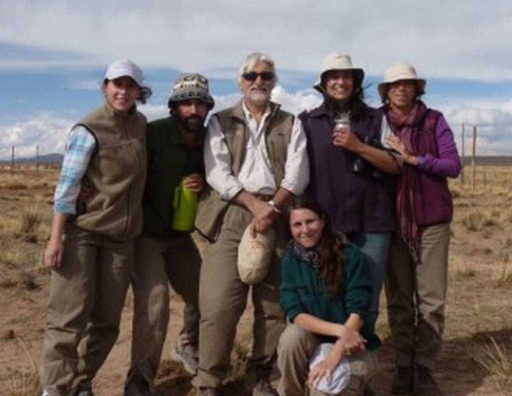 Hugo Yacobaccio (centro), con integrantes del grupo de investigación Vicuñas, Camélidos y Ambiente (Vicam), que trabaja en Barrancas.