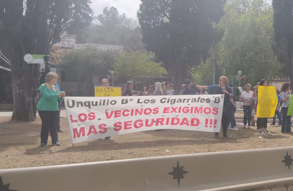 Manifestación en la municipalidad de Unquillo en reclamo por mayor seguridad. (La Voz)