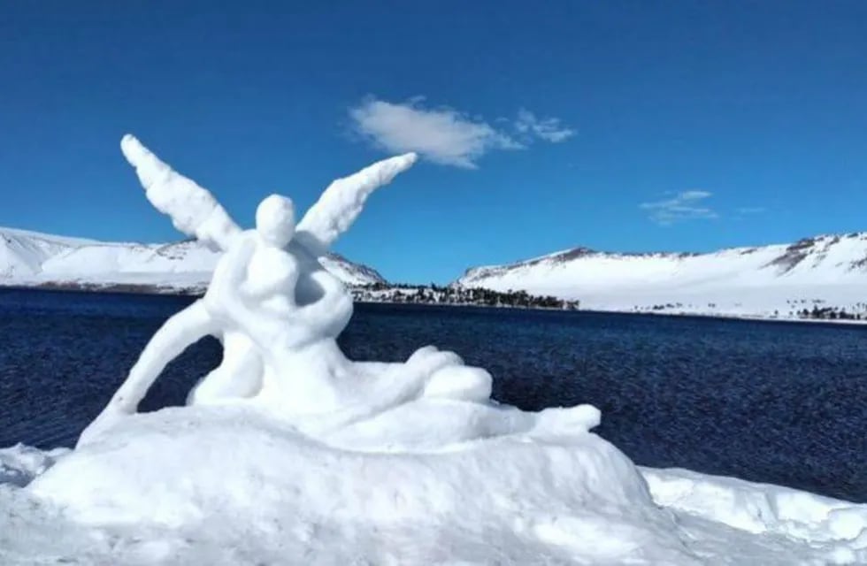 Tres vecinos de Caviahue realizaron una escultura de arte italiana en nieve (LMN)