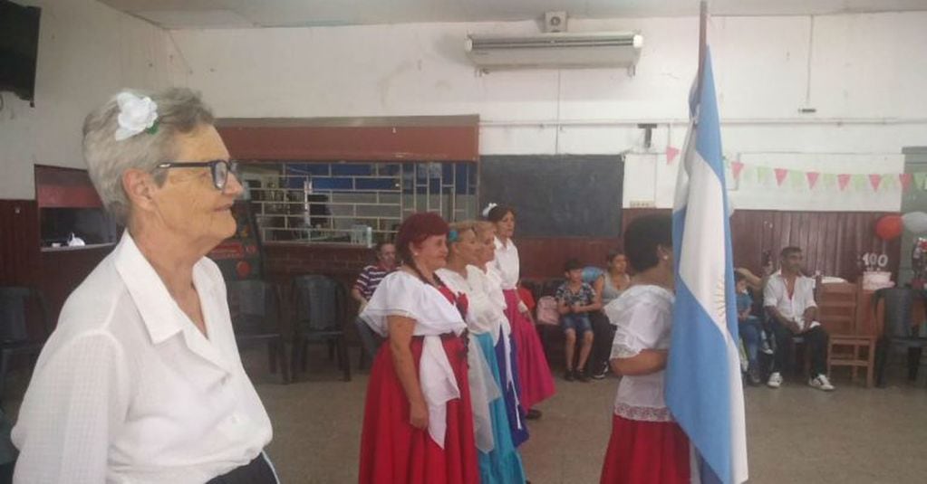 Festejos por los 100 años de Encarnación Díaz en barrio Yapeyú.