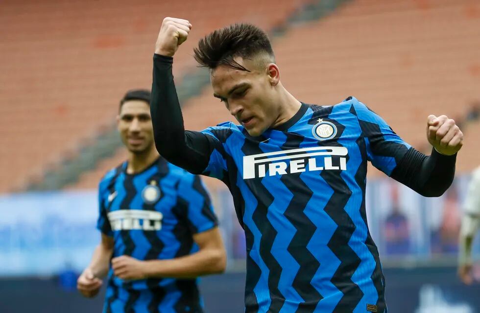 El delantero argentino Lautaro Martínez festeja tras anotar el quinto gol del Inter en duelo de la Serie A ante Crotone.