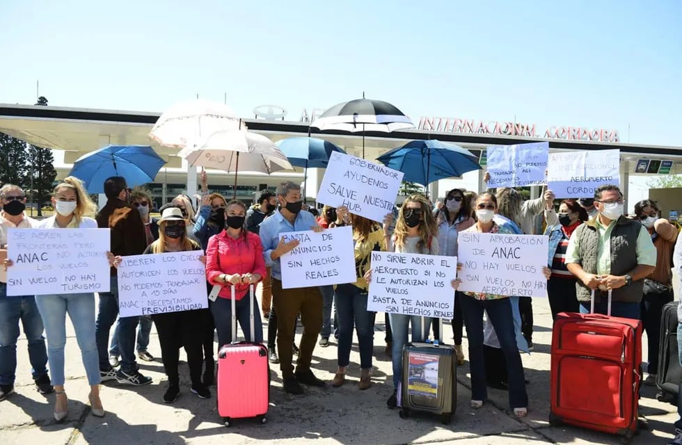 Agentes de viajes autoconvocados piden que se reanuden los vuelos internacionales en Córdoba. (José Hernández/ La Voz)