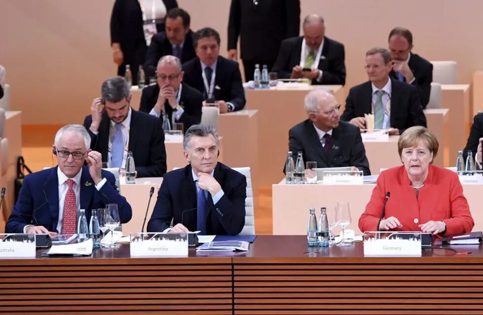 H40 HAMBURGO (ALEMANIA) 07/07/2017.- (i-d) El primer ministro australiano, Malcolm Turnbull, el presidente argentino, Mauricio Macri, y la canciller alemana, Angela Merkel, durante la sesión plenaria de la cumbre de líderes de estado y gobierno del G20, en Hamburgo (Alemania) hoy, 7 de julio de 2017. EFE/LUKAS COCH PROHIBIDO SU USO EN AUSTRALIA Y NUEVA ZELANDA