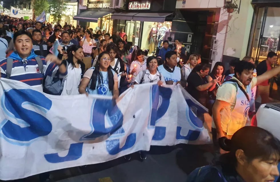 En el quinto día consecutivo de paro, el reclamo de los docentes jujeños volvió a ocupar las calles de la ciudad este viernes, lo mismo que en diferentes puntos de la provincia.