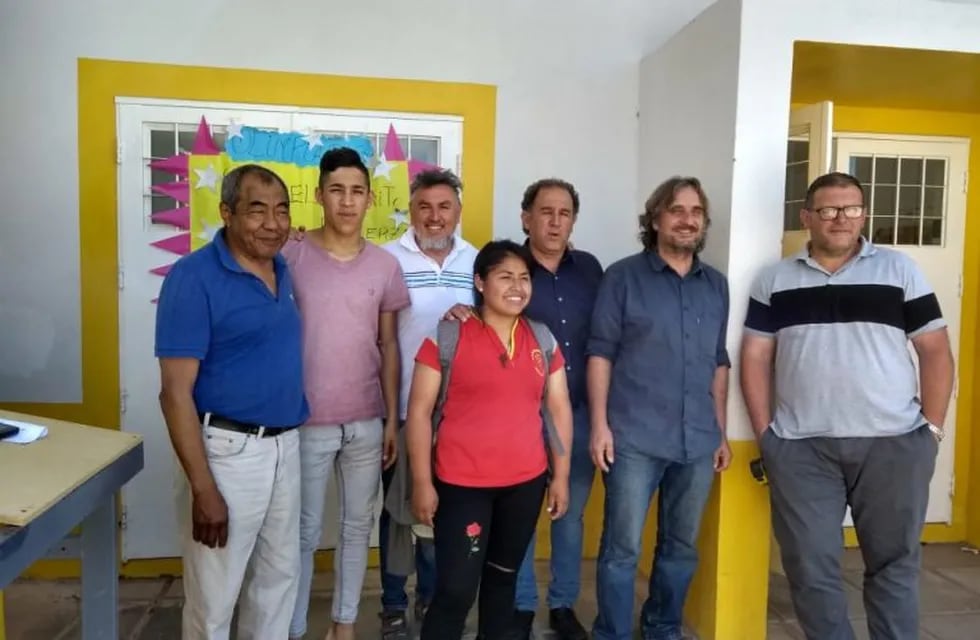 Alumnos y docentes del IPET 402 y el jefe comunal Hugo Suarez