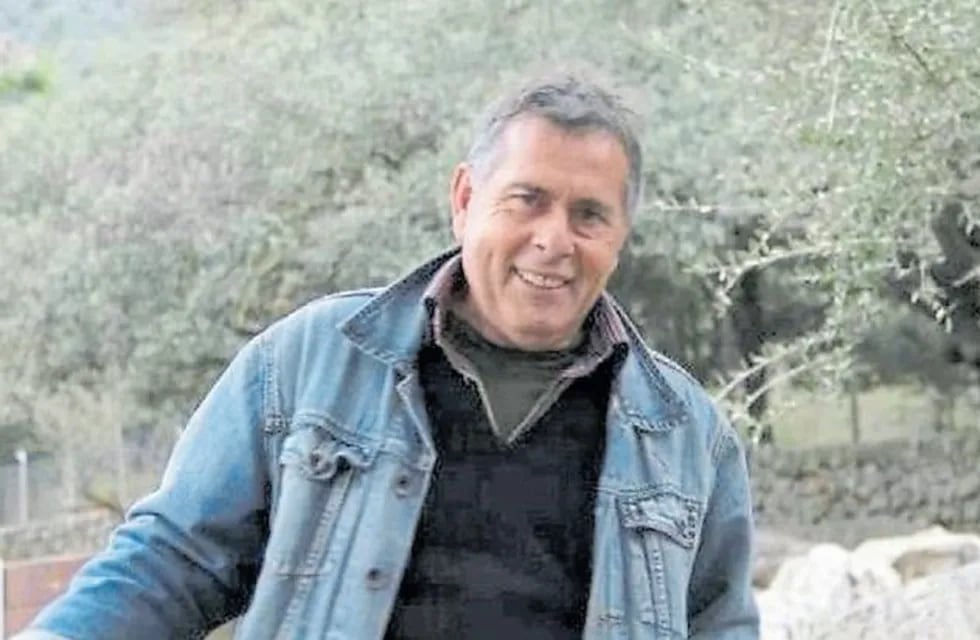 Esteban Marchena García (60) trabaja de mozo en Palma de Mallorca. El padre nunca lo reconoció pero heredará su fortuna.