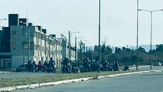 Los motoqueros se juntan a hacer picadas ilegales en barrio Procrear Parque Liceo