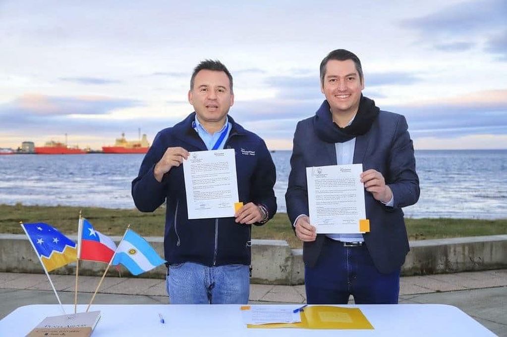 Pérez - Radonich Jiménez, firma de convenio entre ambas ciudades.