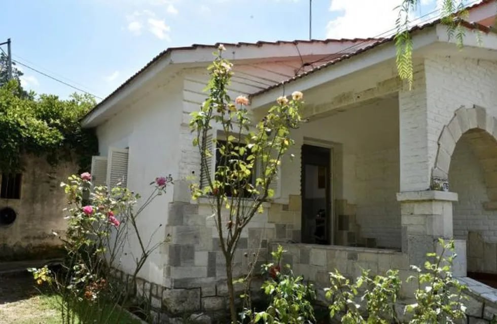 La casa del horror. Adelante, la casa donde vivía la pareja. Atrás, el cuarto donde estaba encerrado Ricardo Calovini.