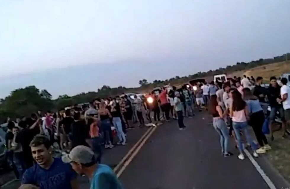 Un grupo de jóvenes realizó una fiesta clandestina en plena Ruta 4 en Chaco