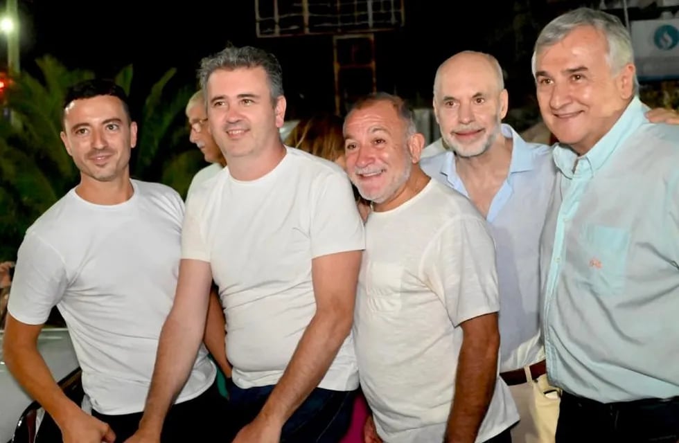Rodrigo De Loredo, Javier Dieminger, Luis Juez, Horacio Rodríguez Larreta y Gerardo Morales celebran el triunfo electoral de  Juntos por el Cambio en La Falda (Córdoba).