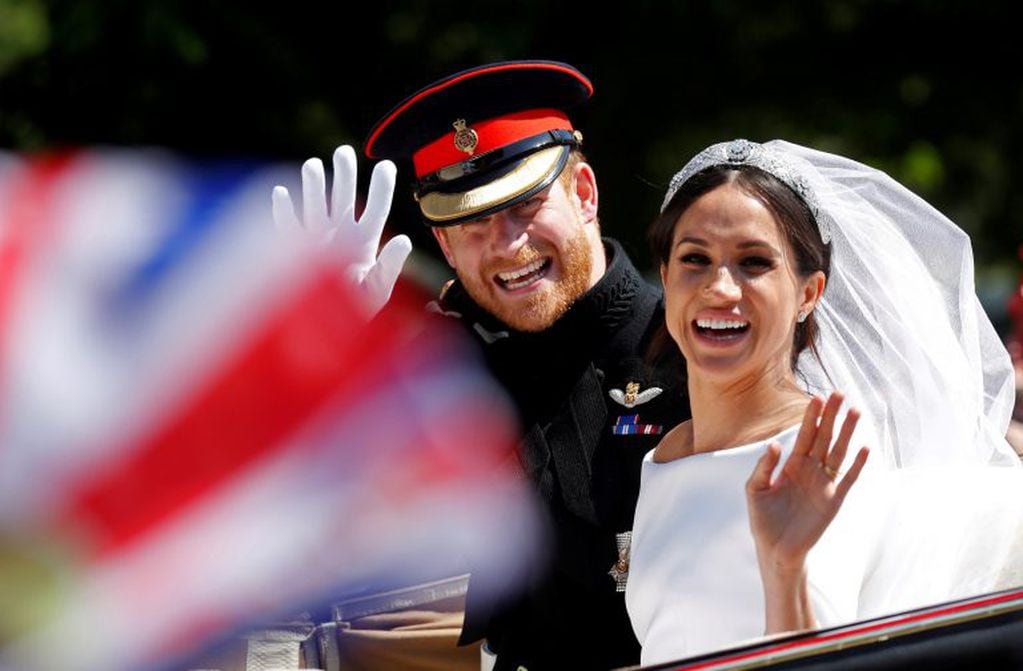 El príncipe Harry y Meghan recorriendo las calles de Windsor.