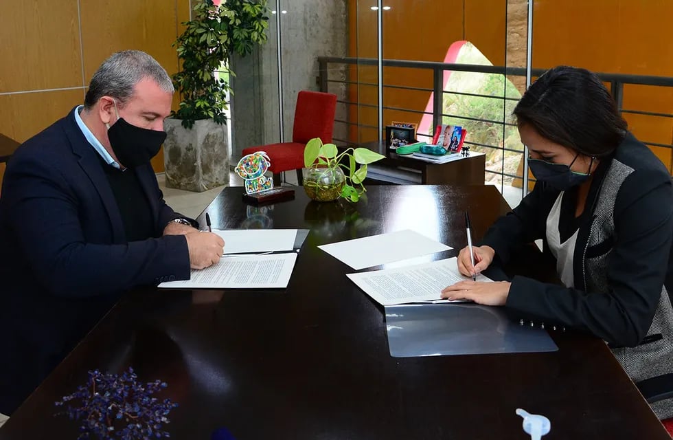 El rector de la UNSL, Víctor Moriñigo y la secretaria de Medio Ambiente y Parques, Natalia Spinuzza firman el documento para la actualización del Mapa de Recursos Mineros. Gentileza ANSL
