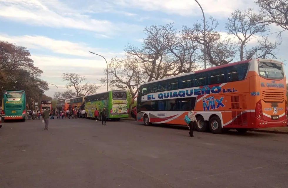 Las unidades afectadas al servicio de transporte público interjurisdiccional gratuito para las PASO, parten desde la playa de estacionamiento de la avenida 19 de Abril.