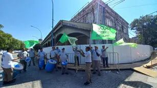 Protesta de la UOCRA frente a la Recova Ripamonti